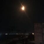 פצצת תאורה מול טיילת בת גלים בחיפה (צילום: אלכס שטיינמן)