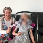 האחות ז'אנה קריבצ'נקוף עם ילדה מגן אור (צילום: עמותת אקים חיפה)
