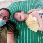 דקלה דלוגץ, מורה בגן אור עם ילד בגן (צילום: עמותת אקים חיפה)