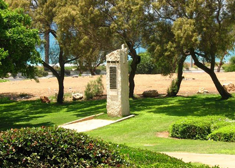האנדרטה לזכר הנופלים בנווה דוד - כאן יוקם פארק מנגלים (צילום: אושר טקש)