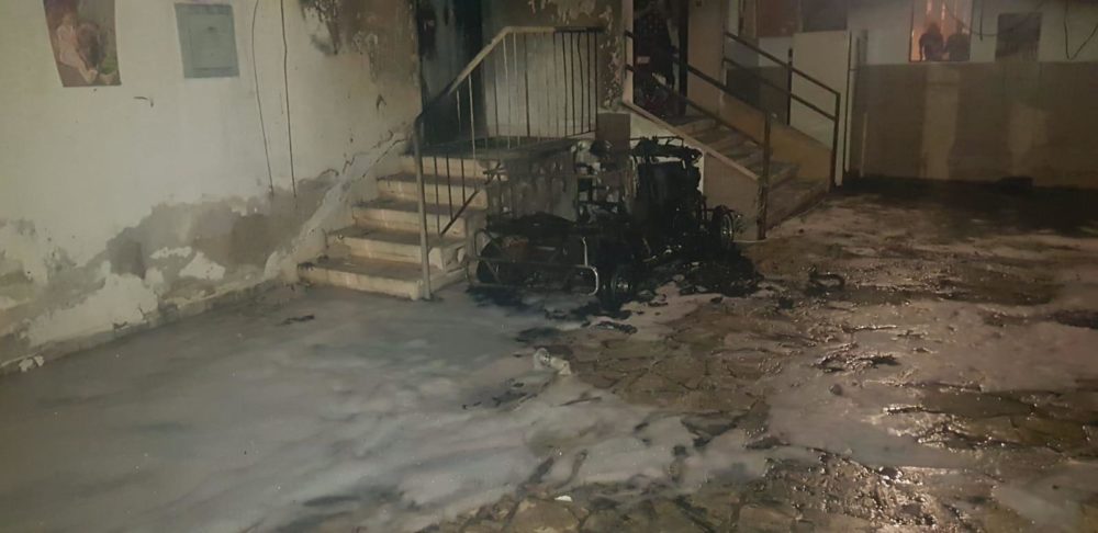 קלנועית נשרפה מתחת לחדר מדרגות ברחוב הגליל בחיפה (צילום: כבאות והצלה)