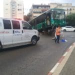 התנגשות אוטובוס בשלט חוצות (צילום: מד"א)