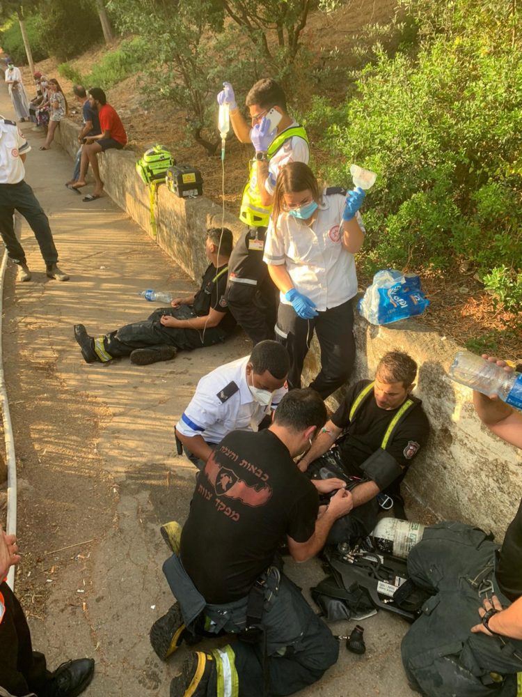 אנשי צוות נפצעו בשריפה ברחוב החשמל 10 בחיפה (צילום: כבאות והצלה )