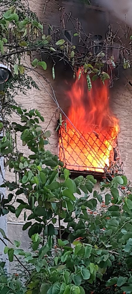 שריפה ברחוב החשמל 10 בחיפה (צילום: חדר מצב ארצי)