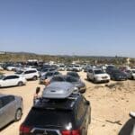 חניה עמוסה עד אפס מקום – חוף המבצר בעתלית (צילום: ירון כרמי)