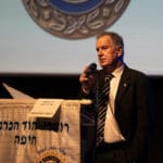 איציק רייפלד מנחה את טקס הענקת עיטור פול האריס – רוטרי הוד הכרמל (צילום: ירון כרמי)