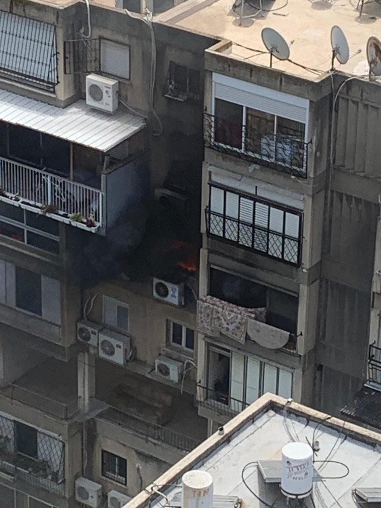 שריפה בדירה בבניין מגורים בחיפה (צילום: נור אלדין אלעבאסי)
