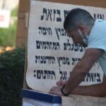 רועי לוי, ראש עיריית נשר, בהפגנה למען עתיד מפרץ חיפה (צילום: אלונה שרף)