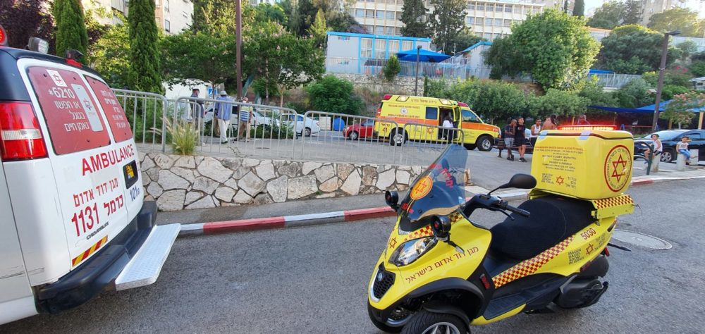 דקירה ברחוב חטיבת כרמלי בחיפה (צילום : יוסי רוזנטל תיעוד מבצעי מד"א)