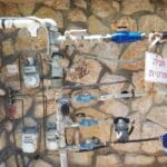 מד המים הכללי ברחוב יעקב אזולאי 4-14, רמת אלון (צילום: מנשה שמש)