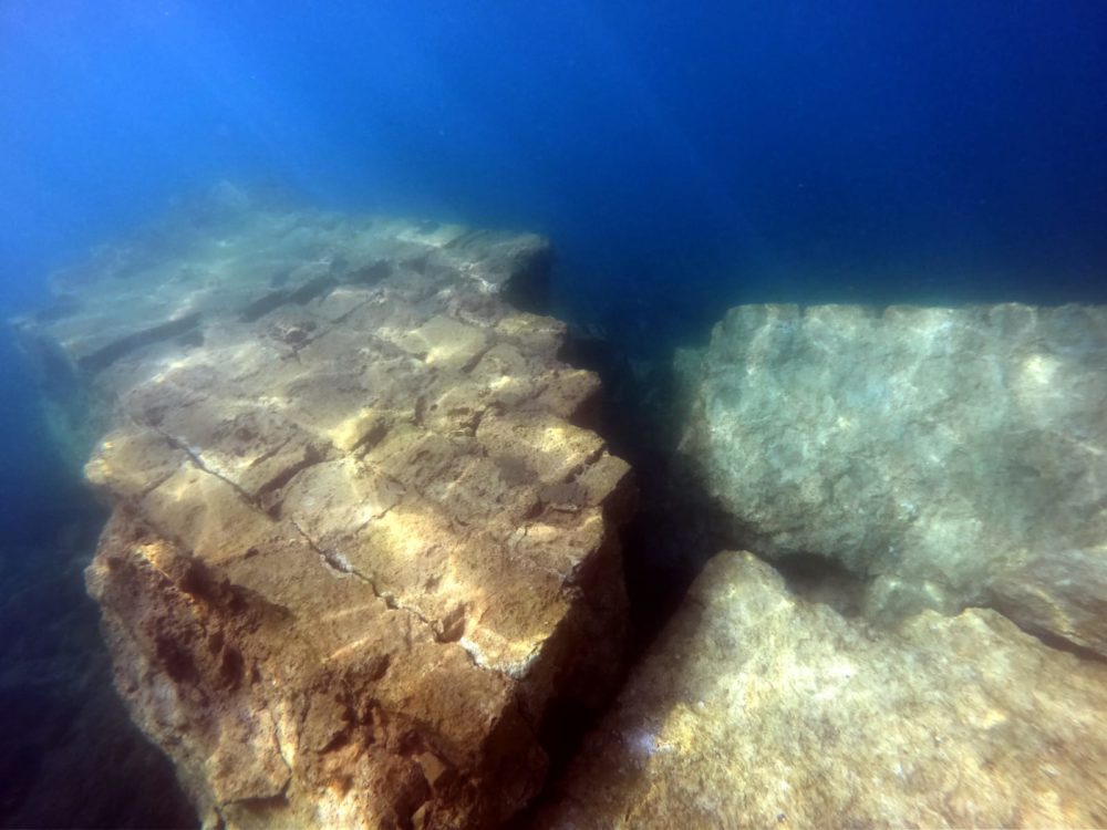 מראה מתחת למים, שברי הקיר, מגדל הזבובים (צילום: מוטי מנדלסון)