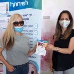 דוכן הדרכה של כללית במרפאת לב הקריה בקריית אתא בשבוע מודעות העור