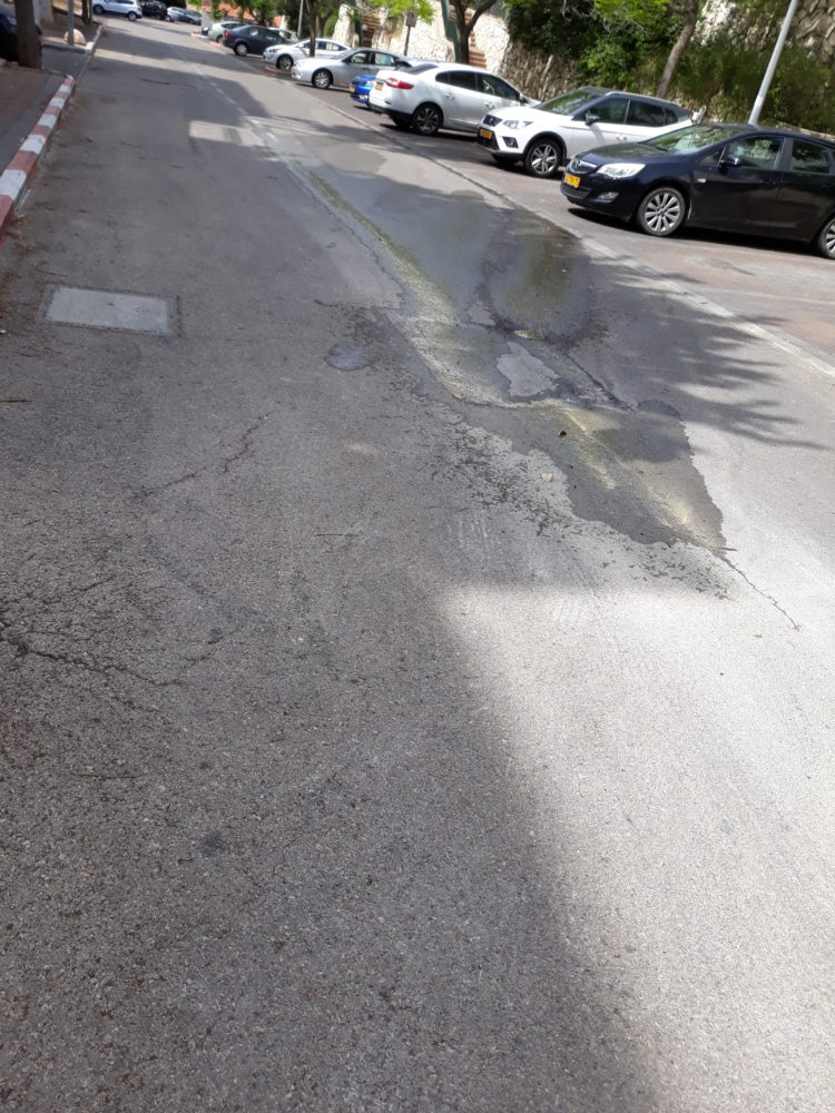 "נביעת" המים באמצע רחוב יעקב אזולאי ברמת אלון - מאי 2020. 
