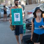מיצג תנועת "XR – המרד בהכחדה" – טיילת בת גלים בחיפה (צילום: ירון כרמי)