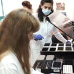 ד"ר אלסה פבלוצקי מזינה רובוט המבצע בדיקות קורונה • מסע מצולם במעבדת כללית בנשר (צילום: ירון כרמי)