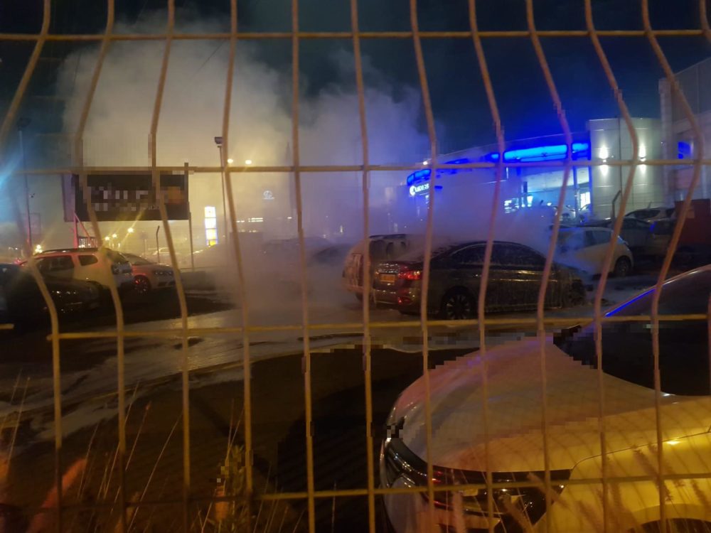 שריפת רכבים במגרש ברחוב האשלג בחיפה (צילום: כבאות והצלה)