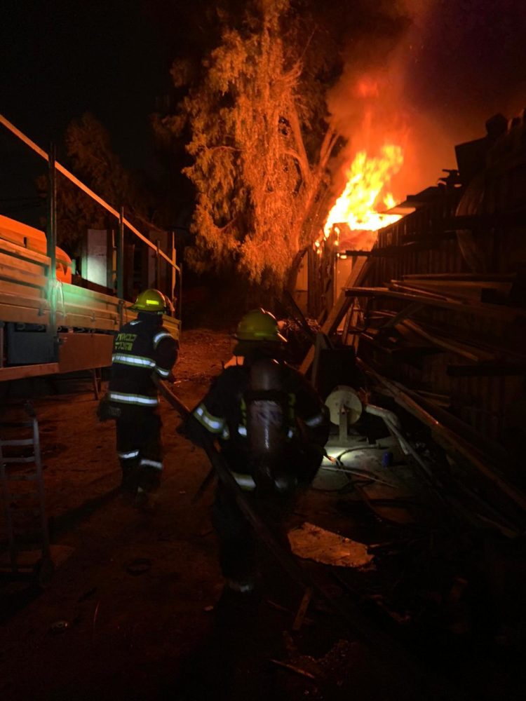 מפעל לייצור ארגזי משאיות עולה באש בקריית אתא (צילום: כבאות והצלה)