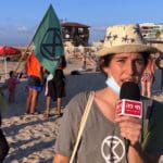 שקד ארד – מיצג תנועת "XR – המרד בהכחדה" – טיילת בת גלים בחיפה (צילום: ירון כרמי)