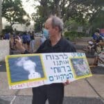 הלוויה לכדור הארץ | הפגנה מול עיריית חיפה – המרד בהכחדה (צילום: חגית אברהם)
