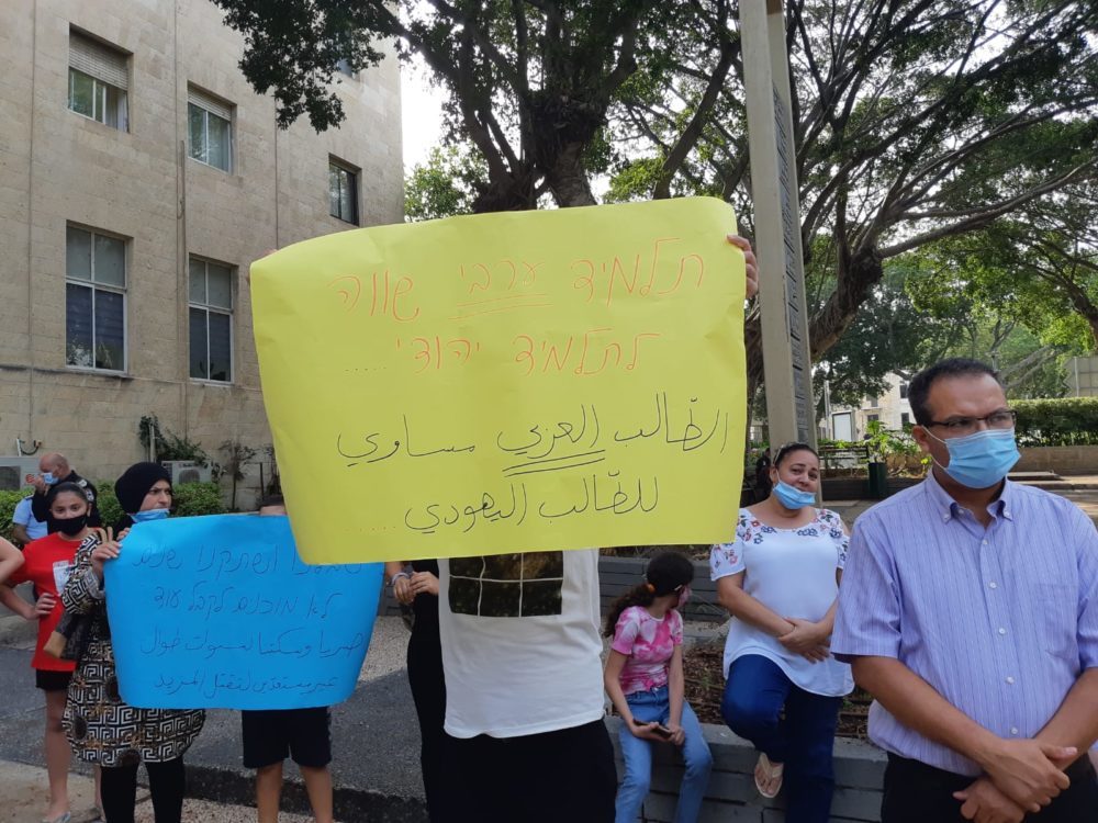 כיתוב השלט: "תלמיד ערבי שווה לתלמיד יהודי" (צילום: טלי מילוא)