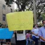 כיתוב השלט: "תלמיד ערבי שווה לתלמיד יהודי" (צילום: טלי מילוא)