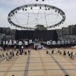 גוף תאורה ענק בהפקת חברת "גדר וגן" מחיפה (צילום: אמיר פוסטלניק)