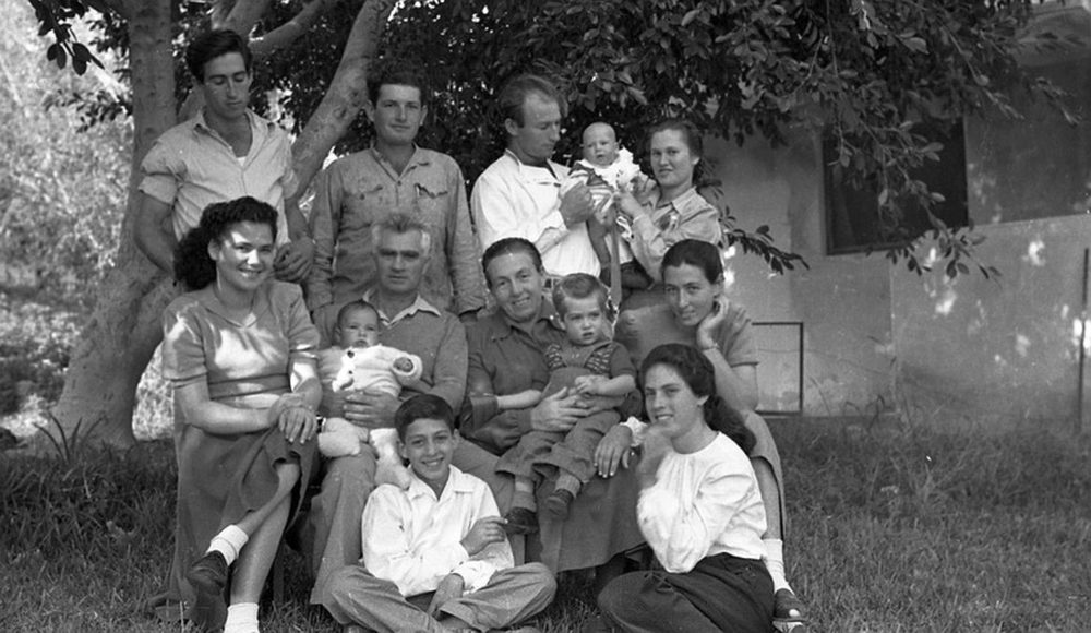 משפחה (צילום: באדיבות קיבוץ כנרת אתר פיקיוויקי)