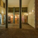 כניסה לבנין האחורי (נתי רותם)