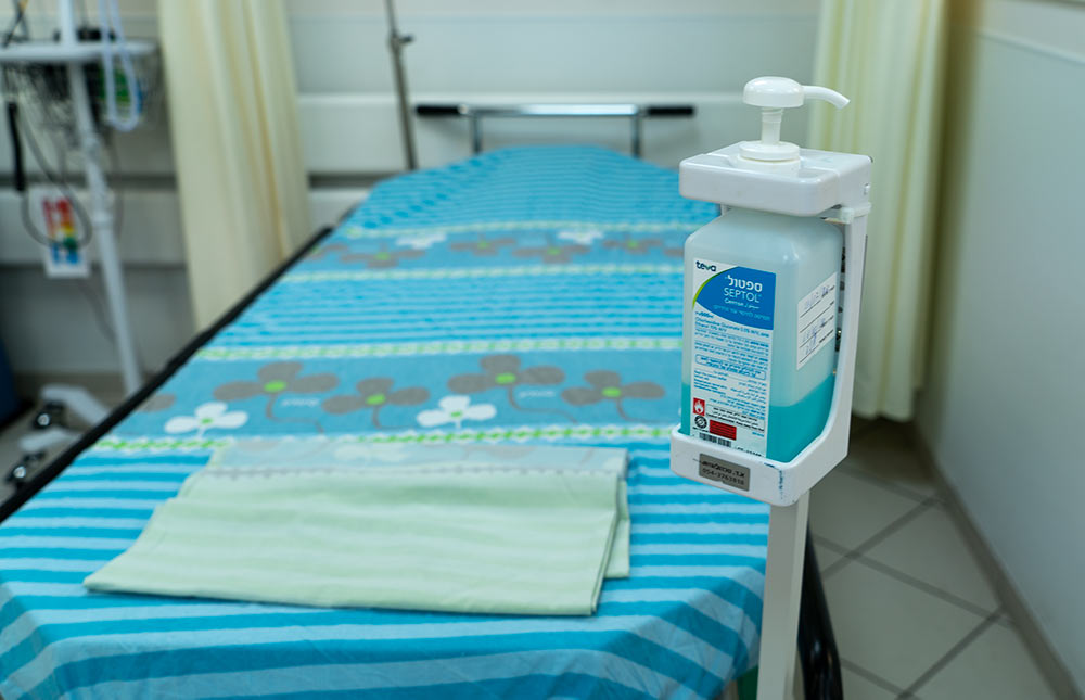 מיטת טיפול - פתיחת מוקד הלילה וסופי השבוע של כללית בבית החולים כרמל (צילום: ירון כרמי)