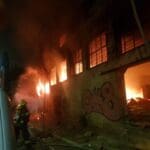 שריפה ברחוב הרב מרכוס בחיפה (צילום: כבאות והצלה)