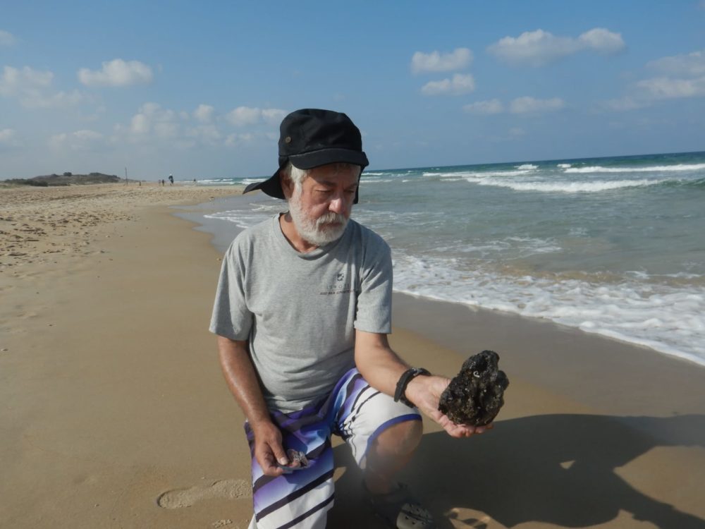 גושי זפת ברצועת החוף בחיפה