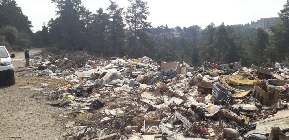 השלכת פסולת בעוספיה (צילום: אורן הרמן, המשרד להגנת הסביבה)