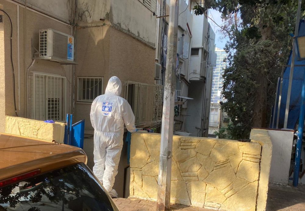 גופה במצב ריקבון ברחוב מסדה בחיפה ( צילום: זק״א)