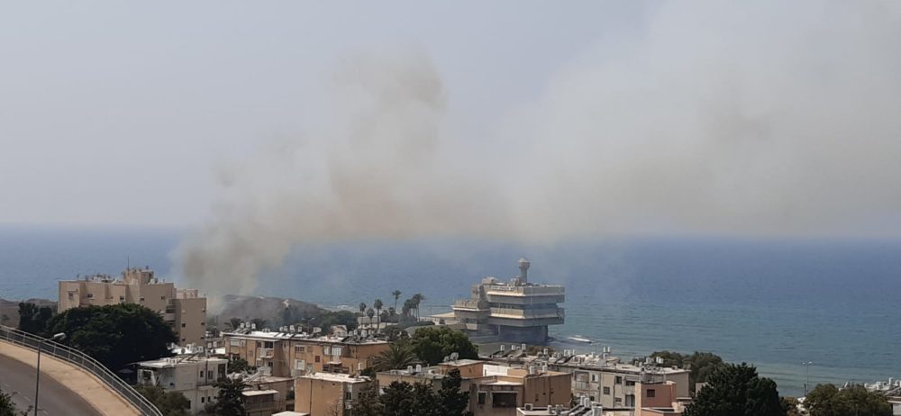 שרפת קוצים בשכונת אין הים בחיפה (צילום: פדואה סרוג'י)