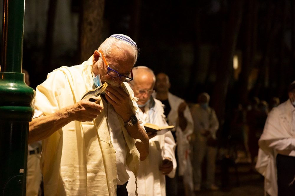 תקיעת שופר - תפילות יום כיפור בשכונת גבעת אורנים בחיפה (צילום: אקי פלקסר)