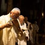 שמיל כהן תוקע בשופר – תפילות יום כיפור בשכונת גבעת אורנים בחיפה (צילום: אקי פלקסר)