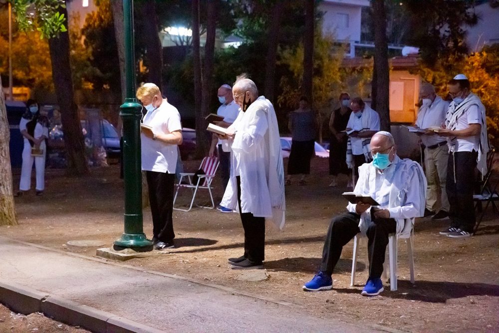 תפילות יום כיפור בשכונת גבעת אורנים בחיפה (צילום: אקי פלקסר)