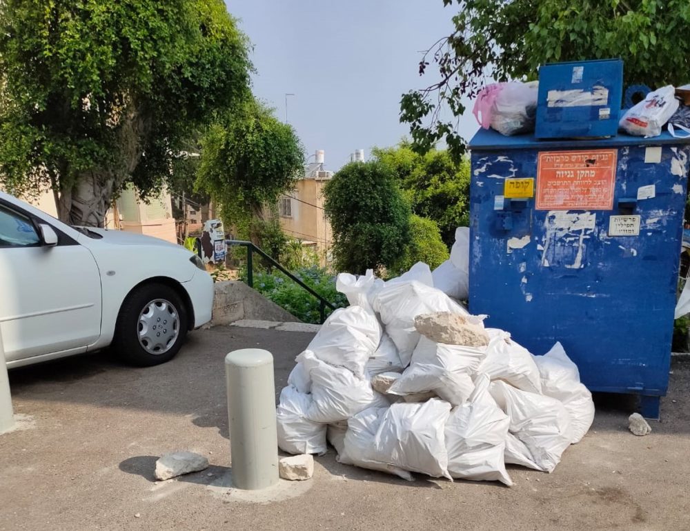 פסולת בניין מושלכת במקומות ציבוריים (צילום: דוברות עיריית חיפה))