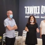 חילי טרופר בביקור בתערוכה " מרחבים במשבר (צילום: מוזאוני חיפה)