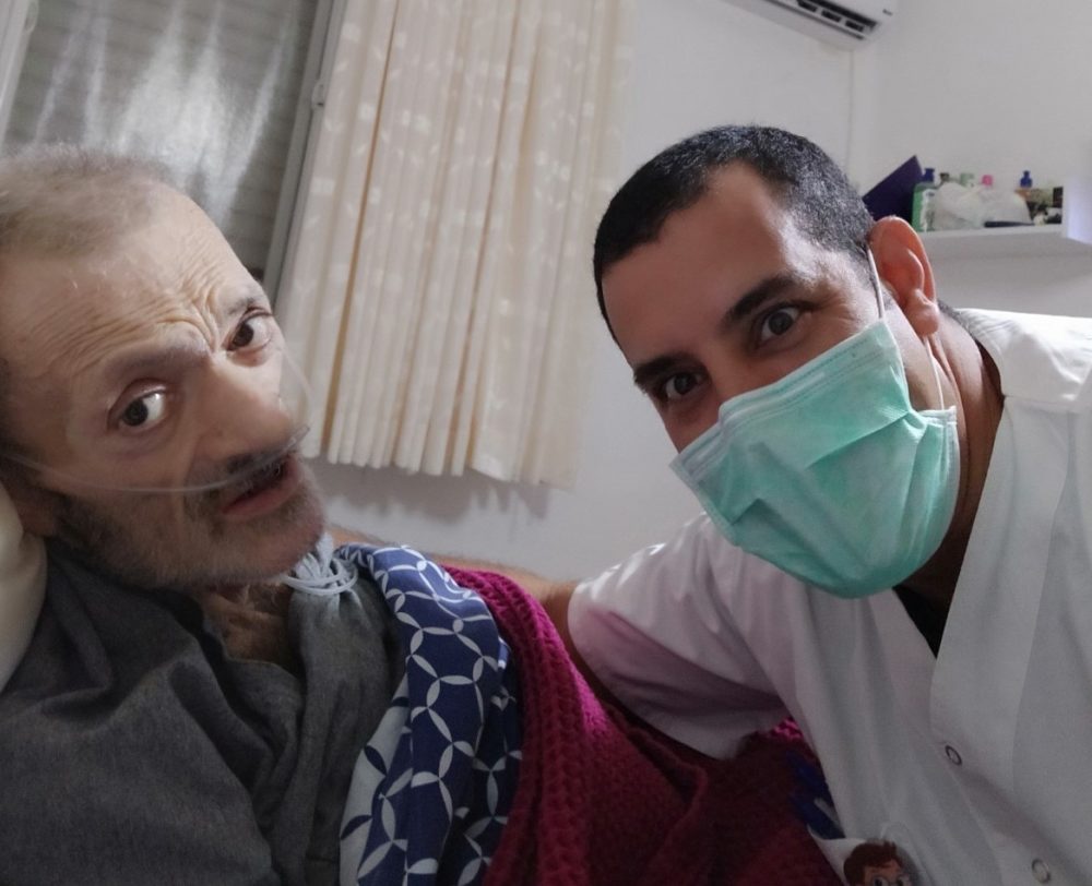 יובל פונימונסקי מהמשך טיפול והוספיס בית עם המטופל יחזקאל גריסרו (צילום: דוברות כללית)