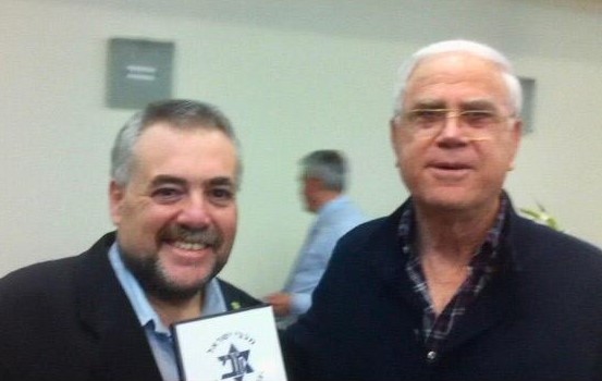 רטנר עם יעקב שחר, יו״ר ונשיא קבוצת הכדורגל מכבי-חיפה (אלבום אישי)