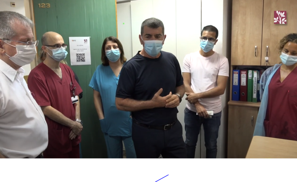אשכנזי עם הצוות הרפואי ברמב"ם (צילום: דוברות רמב"ם)