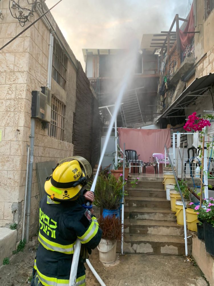 שריפת מבנה מגורים בשדרות הציונות בחיפה | חי פה - חדשות חיפה