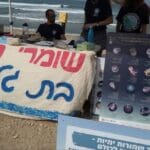 תחנת הסברה – יום ניקיון החופים בחיפה – שומרי הים של בת גלים – 30/10/20 (צילום: חי פה – חדשות חיפה)