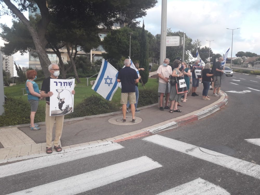 מחאת הדגלים השחורים - הפגנות נגד הממשלה באוסקר שינדלר - חיפה (צילום: ברוך ליבמן)