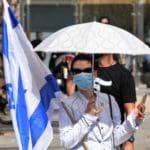 דגל ישראל בהפגנה – הדגלים השחורים בחיפה בעת ביקור נתניהו (צילום: חי פה בשטח)