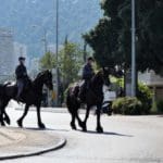 פרשים על סוסי משטרה מאבטחים את הפגנת הדגלים השחורים בחיפה בעת ביקור נתניהו (צילום: חי פה בשטח)