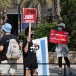 הפגנת הדגלים השחורים בחיפה בעת ביקור נתניהו (צילום: חי פה בשטח)