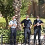 שוטרים מאבטחים את הפגנת הדגלים השחורים בחיפה בעת ביקור נתניהו (צילום: חי פה בשטח)