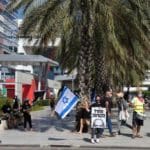 הפגנת הדגלים השחורים בחיפה בעת ביקור נתניהו (צילום: חי פה בשטח)